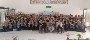 foto bersama peserta seminar dan pemateri 